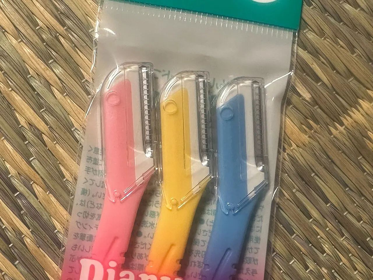 A precision razor used for detailed eyebrow shaping and grooming.